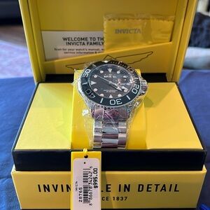 BNIB Invicta grand diver silver and black, 52mm.
